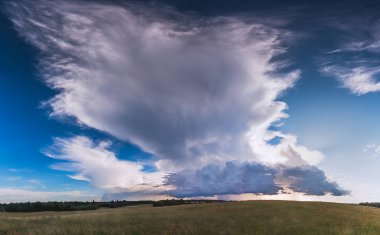 Cumulonimbus fırtına bulutları yaz, panoramik görüntü