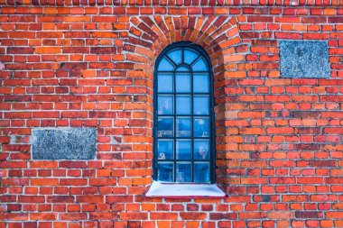 Doku arka plan ile pencerenin içinde eski kırmızı tuğla duvar