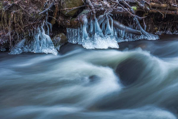 Icicles and water flow of the river — Stock Photo, Image