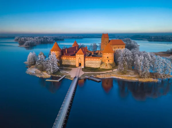 Sobre el castillo de Trakai en invierno, aéreo — Foto de Stock