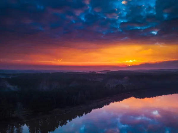 Схід повітря або захід сонця з туманом і річкою — стокове фото