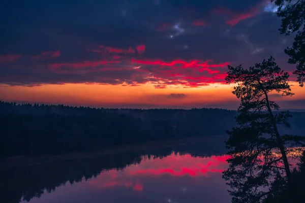 Схід повітря або захід сонця з туманом і річкою — стокове фото
