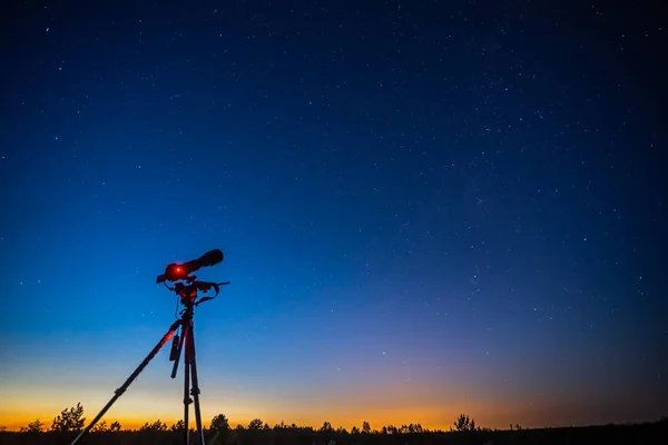 三脚架和星空下的照片相机 — 图库照片