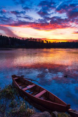 Yükselen güneş ve renkli gökyüzü güzel sabah