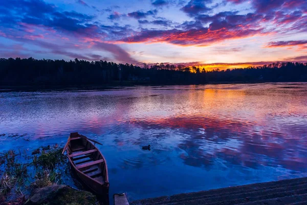 Прекрасний ранок зі східним сонцем і барвистим небом — стокове фото