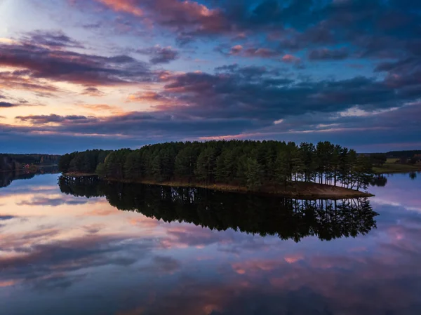 Wieczór piękny widok na jezioro oraz Wyspa — Zdjęcie stockowe