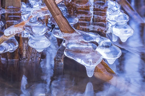 Belles formations de glace près de la rivière à Winter — Photo