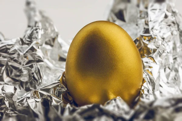 Εικόνα του λαμπερό χρυσό αυγό σε αλουμινόχαρτο — Φωτογραφία Αρχείου