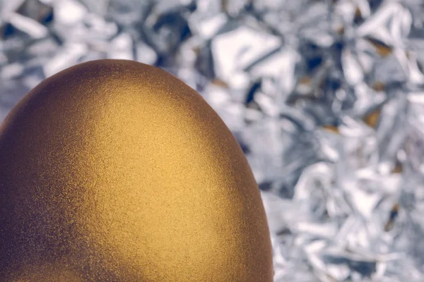 Εικόνα του λαμπερό χρυσό αυγό σε αλουμινόχαρτο — Φωτογραφία Αρχείου