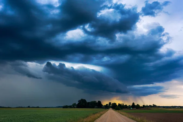 Imagem panorâmica das nuvens de tempestade no verão — Fotografia de Stock