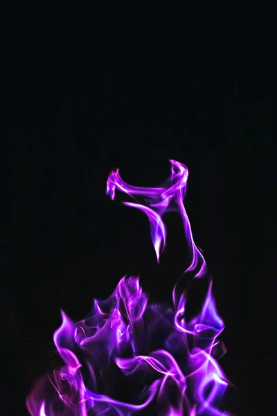보라색 불 형태의 검은 배경 이미지 — 스톡 사진