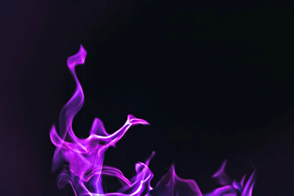 Imagem de fundo preto de formas de fogo roxo — Fotografia de Stock