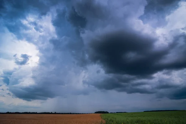 Bild dunkler Gewitterwolken in Litauen — Stockfoto