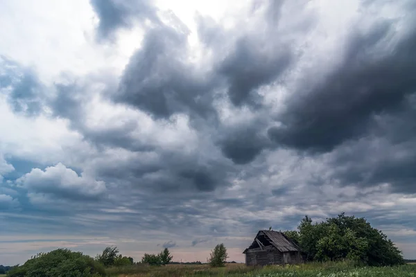 Foto van donkere wolken boven het huis in Litouwen — Stockfoto