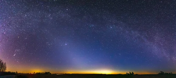 Panorama de la luz zodiacal y la Vía Láctea en una hermosa noche —  Fotos de Stock