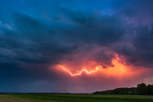 Blitz mit dramatischen Wolken Bild. Nächtliches Gewitter — Stockfoto