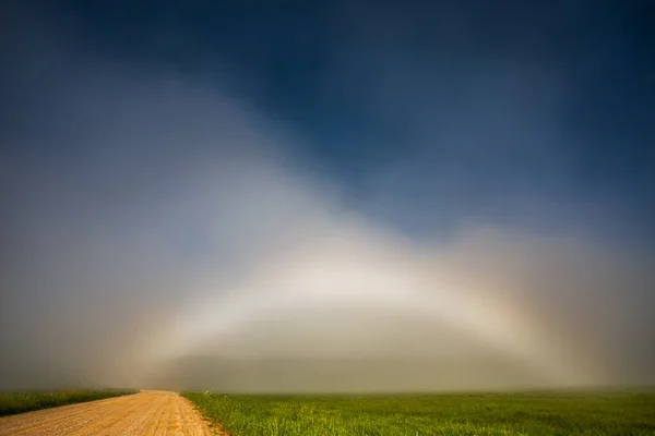 Редкий белый Rainbow Fogbow возле тропы — стоковое фото