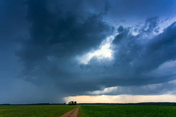 Bild dunkler Gewitterwolken auf dem Feld — Stockfoto