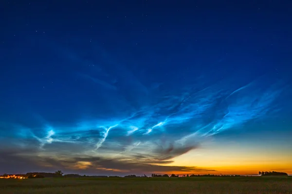 Gece gökyüzünde parlayan noctilucent bulutlar manzara — Stok fotoğraf