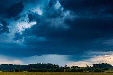 Mikro patlama yağmur ile Tropik fırtına bulutları