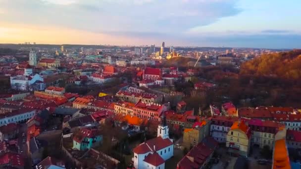 VILNIUS, LITHUANIA - vanuit de lucht uitzicht op Vilnius oude stad — Stockvideo