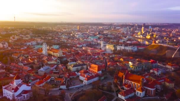 VILNIUS, LITHUANIA - vanuit de lucht uitzicht op Vilnius oude stad — Stockvideo