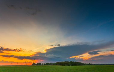 Bir fırtına bulutu ile güzel akşam ışık rüzgar türbinleri