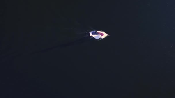 4k plano aéreo de un yate navegando en un lago — Vídeo de stock