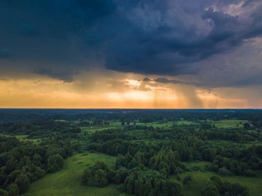 Sahadaki karanlık Fırtına bulutlarının havadan görüntüsü