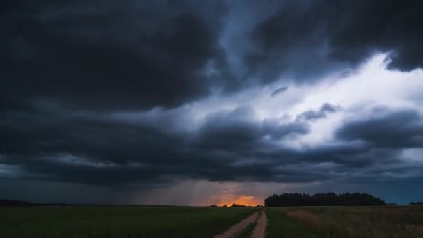 Donkere storm wolken bewegen snel, timelapse 4k — Stockvideo