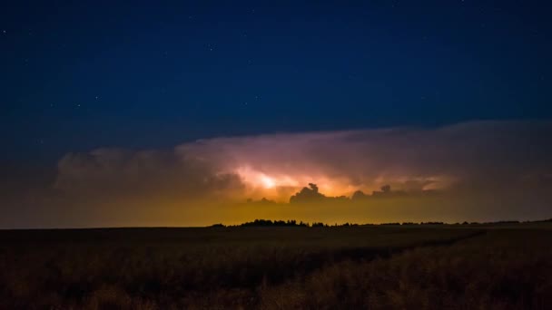 TimeLapse videó intenzív lghtning a felhők éjjel — Stock videók
