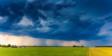Alanlarda tornadic Supercell fırtına, Litvanya, Avrupa
