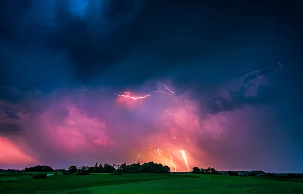 Uzavřete blesk, složený obraz s dramatickými mraky. Noční bouře — Stock fotografie