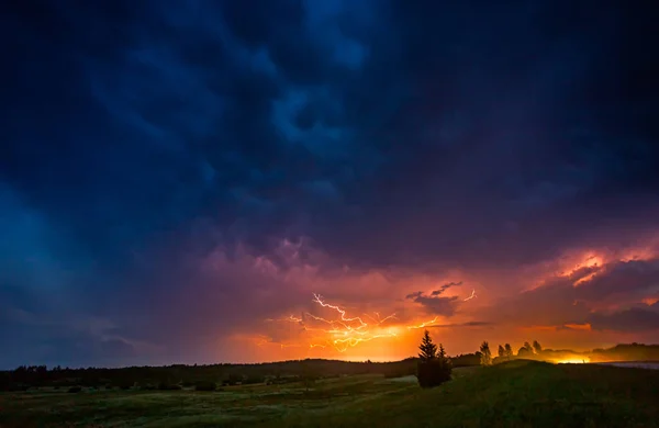 Nahaufnahme mit Blitz mit dramatischen Wolken zusammengesetztes Bild. Nächtliches Gewitter — Stockfoto