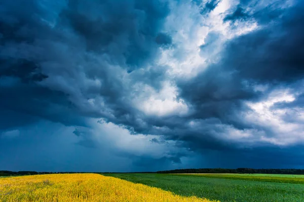 Tornados mit hohem Niederschlag auf den Feldern, Litauen, Europa — Stockfoto