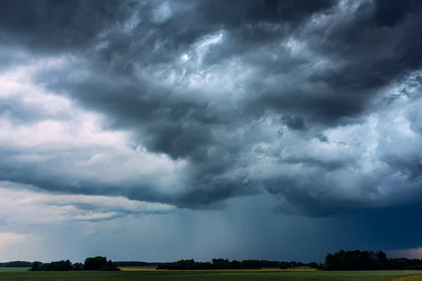 Tropische Gewitterwolken mit mikrogeplatztem Regen — Stockfoto