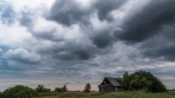 Темная буря, быстро движущиеся облака - timelapse 4k — стоковое видео