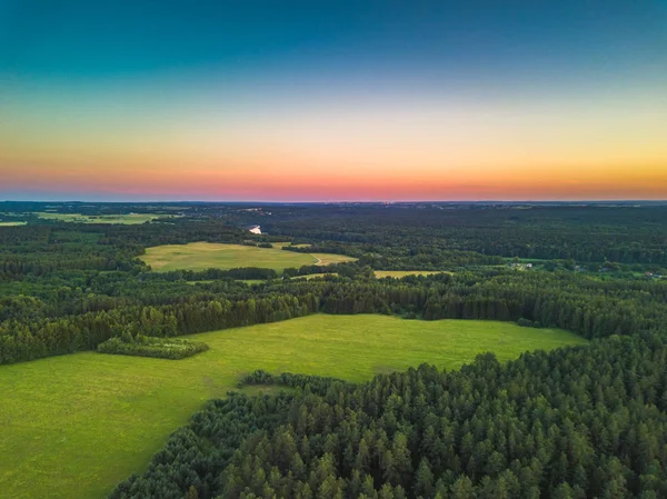 Letní sluneční lesy a pole vzdušné výhled — Stock fotografie