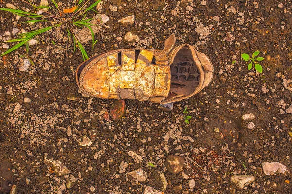 Światowy problem z globalnym ociepleniem, stare buty na dryed ziemi. Pustynia. Jego gorący, globalny niedobór wody na planecie — Zdjęcie stockowe