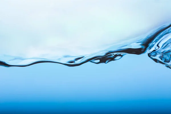 Salpicos de água, água azul clara com ondas e bolhas — Fotografia de Stock