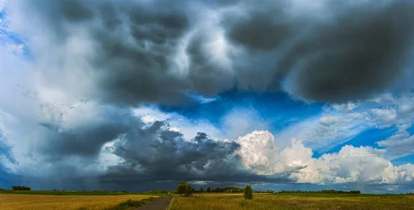 Mammatus Bulutlar baş üzerinde, fırtına içine başlığı — Stok fotoğraf