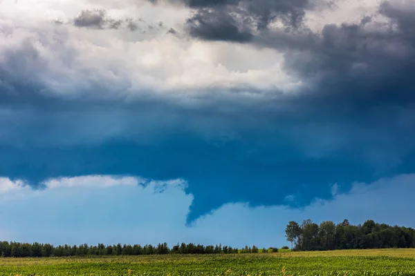 Tempête supercellulaire tornade dans les champs, Lituanie, Europe — Photo