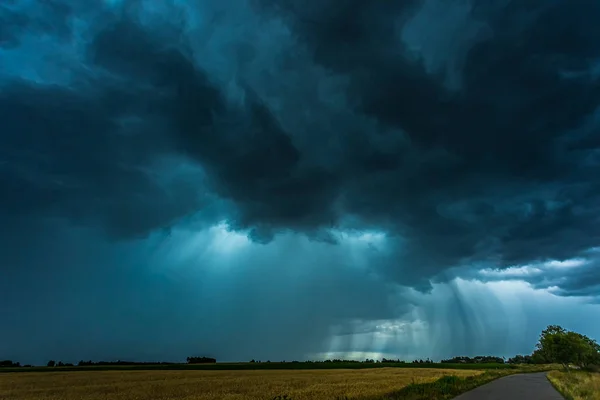 Tropische Gewitterwolken mit mikrogeplatztem Regen — Stockfoto