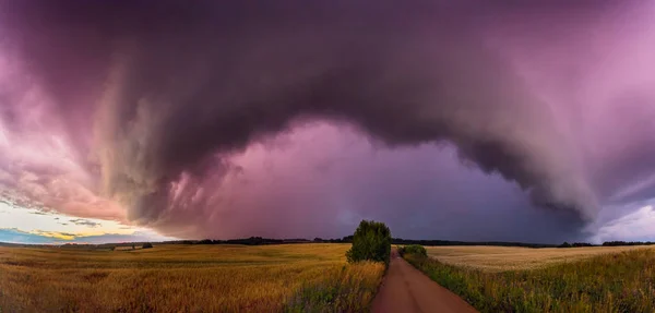 Panorama bouřkové oblačnosti s mračnem police a intenzivním deštěm — Stock fotografie