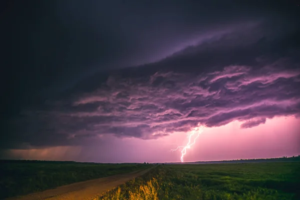 CLose up con un fulmine con drammatiche nuvole immagine composita. Tempesta notturna — Foto Stock