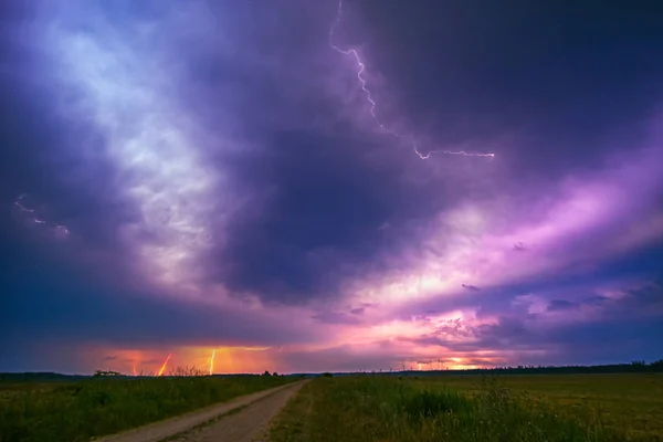 Blitz mit dramatischen Wolken zusammengesetztes Bild. Nächtliches Gewitter — Stockfoto