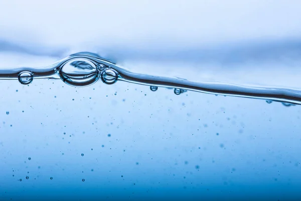 Water splash, helder blauw water met golven en borrelen — Stockfoto