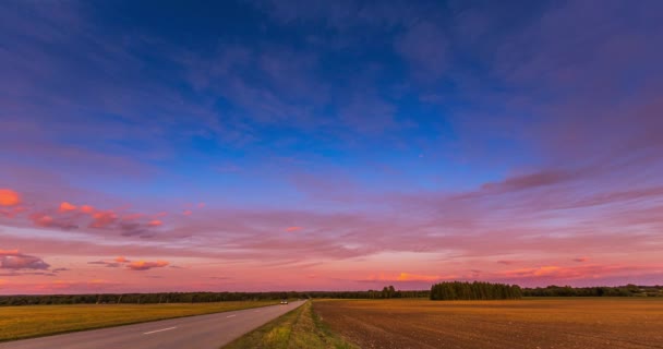 Röd solnedgång himmel tid förfaller med en väg. Moln Timelapse natur bakgrund. Dramatisk kväll färg skönhet. Twilight, skymning, sommar. — Stockvideo