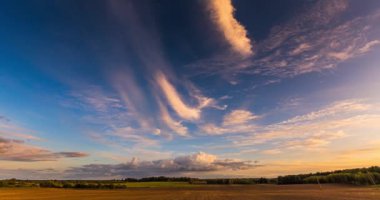 Kırmızı gün batımı gökyüzü zaman atlamalı. Bulutlar timelapse doğa arka plan. Dramatik akşam renk güzelliği. Alacakaranlık, alacakaranlık şafak, yaz.