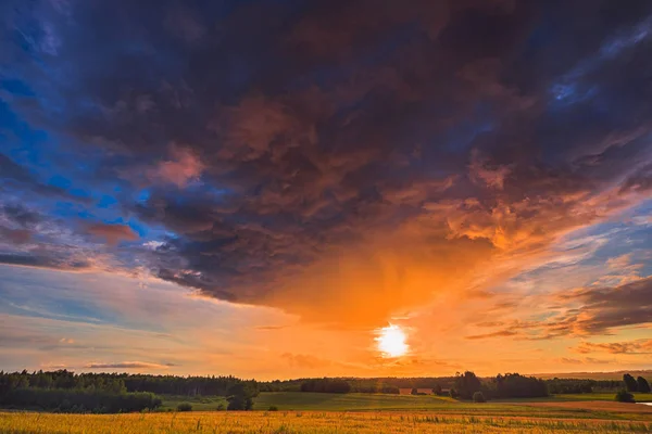Letní hřiště na západ slunce s dramatickými mraky — Stock fotografie